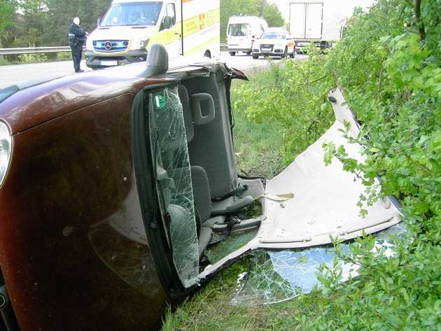 Um den Unfallfahrer aus dem Fahrzeug zu befreien musste das Fahrzeugdach abgetrennt werden.