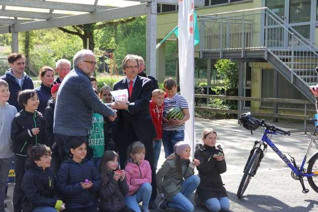 Die Kinder verfolgten interessiert die Vorführung in Bärenbach