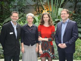 Ina Hartwig mit Miguel Casares, Sven Klimpel und Lisa Maria Schulte (Foto: Zoo Frankfurt)