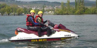 Zwei DLRG-Helfer auf einem Rescue Water Craft (Foto: DLRG Bad Kreuznach)