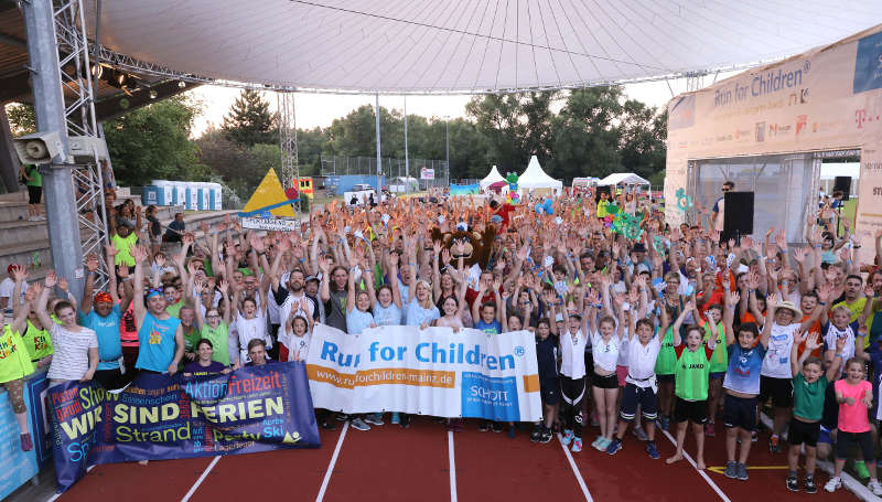 Geschafft aber glücklich nach dem Zieleinlauf: Fast 2.600 Teilnehmer erliefen eine Spendensumme von 115.000 Euro. (Foto: SCHOTT / Alexander Sell)