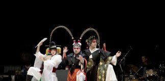 „Der gute Mensch von Sezuan“ (Schauspiel) mit Blanka Mészáros, István Dankó, Béla Mészáros als Götter (Foto: Sebastian Bühler)