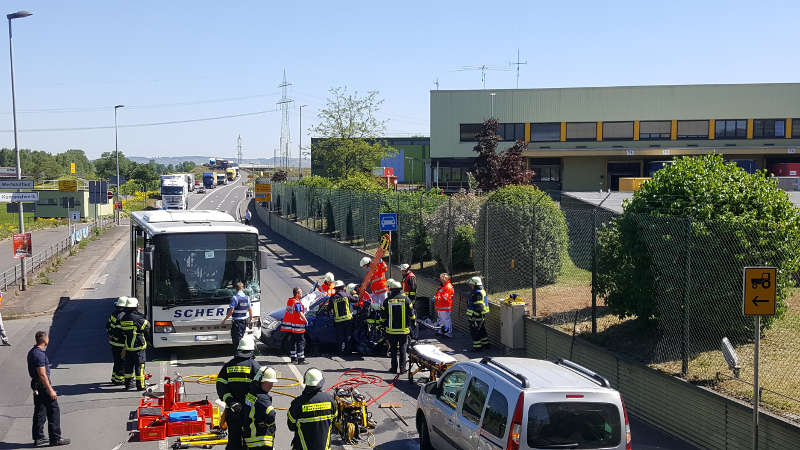 Ein Reisebus war mit einem PKW kollidiert (Foto: Feuerwehr Bad Kreuznach)