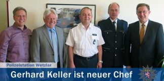 Erster Polizeihauptkommissar Gerhard Keller (Bildmitte) ist neuer Leiter der Polizeistation Wetzlar. Zur Einführung gratulieren: Personalratsvorsitzender des Polizeipräsidiums Mittelhessen, Polizeihauptkommissar Holger Schmidt (1. v.l.), der Leiter der Abteilung Einsatz im Polizeipräsidium Mittelhessen