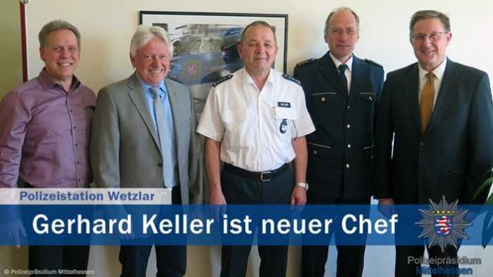 Erster Polizeihauptkommissar Gerhard Keller (Bildmitte) ist neuer Leiter der Polizeistation Wetzlar. Zur Einführung gratulieren: Personalratsvorsitzender des Polizeipräsidiums Mittelhessen, Polizeihauptkommissar Holger Schmidt (1. v.l.), der Leiter der Abteilung Einsatz im Polizeipräsidium Mittelhessen