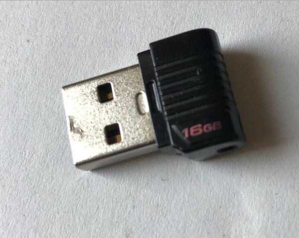 Tatmittel - Vorsicht - Niemals einen herrenlosen USB-Stick mitnehmen und in den PC einstecken.
