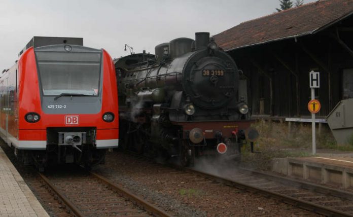Moderne S-Bahn neben historischer Dampfeisenbahn (Foto: Stadt Sinsheim)
