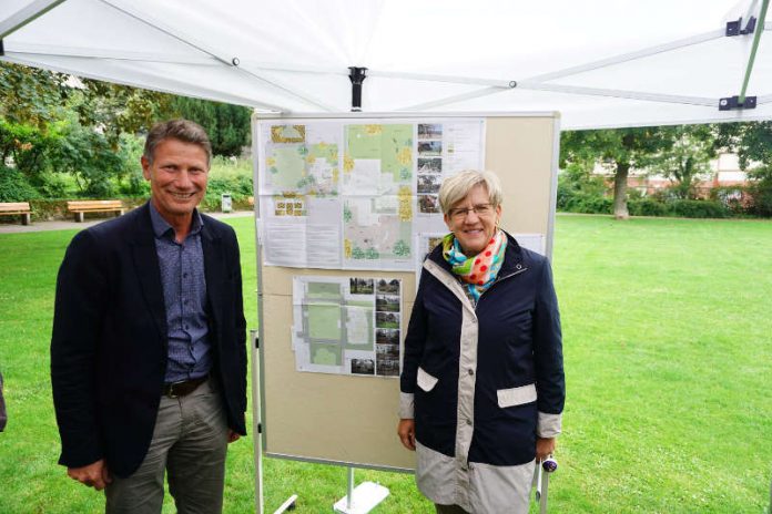 Bürgermeisterin Felicitas Kubala und Fachbereichsleiter Grünflächen und Umwelt Markus Roeingh vor den Plänen zur Umgestaltung des Lameygartens (Foto: Stadt Mannheim)