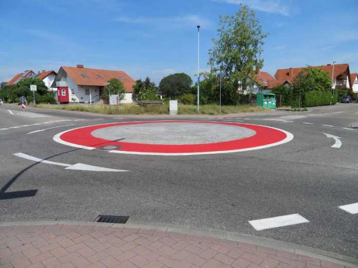 Minikreisverkehrsplatz Richard-Wagner-Straße,Moltkestraße - Rote Markierung bereits aufgebracht (Foto: Gemeindeverwaltung Haßloch)