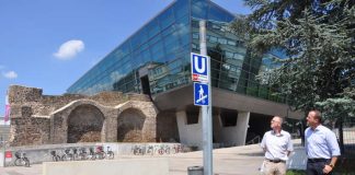 Die TU Darmstadt und das darmstadtium haben gemeinsam mit dem Künstler das Schild neu errichtet. (Foto: darmstadtium)
