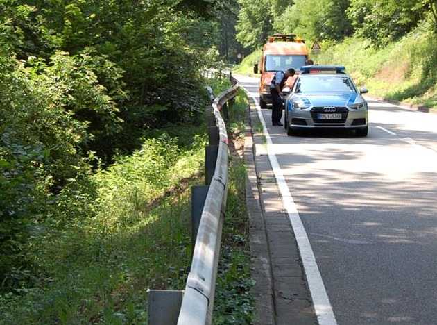 Wer hat das Fahrzeug gesehen, das am Mittwochvormittag an der Steigungsstrecke zwischen Kaiserslautern und Morlautern die Schutzplanke beschädigt hat?
