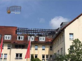 Der Dachstuhl des Gebäudes wurde durch den Brand stark beschädigt und ist einsturzgefährdet. Er soll nun vorsichtshalber abgetragen werden.