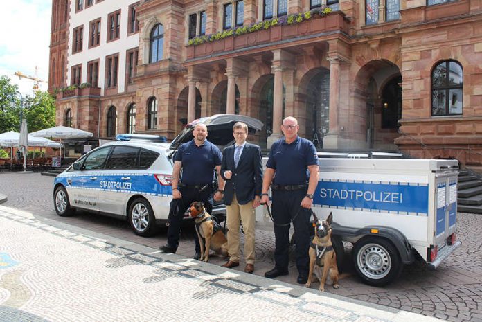 Mirco Schornstein mit Don, Dr. Oliver Franz, Mathias Bartels mit Xtra (Foto: Landeshauptstadt Wiesbaden)