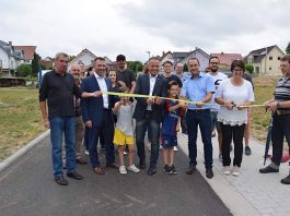 Mit dem Durchschneiden eines Bandes haben Oberbürgermeister, Ortsvorsteher, Baudezernent und Bürger das Baugebiet „Bühl-Wanne“ eröffnet. (Foto: Stadtverwaltung Sinsheim)