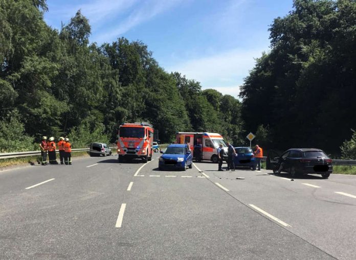 Bei einem Verkehrsunfall auf der B417 in der Abfahrt Fischzucht wurden am Dienstagnachmittag drei Personen verletzt. (Foto: Feuerwehr Wiesbaden)