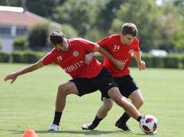 Mittendrin und voll dabei: U19-Spieler Giona Leibold (r.) im Zweikampf mit Niklas Dams (Foto: svww.de)