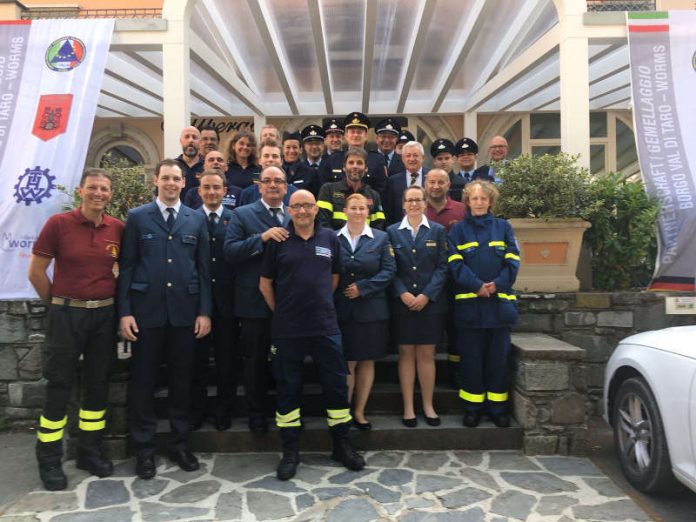 Herzlicher Empfang der italienischen Feuerwehr: Eine Wormser Delegation bestehend aus Feuerwehr, THW, ASB und DRK reiste am vergangenen Wochenende nach Borgo val di Taro. (Foto: Feuerwehr Worms)