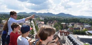 Eines der Highlights der Ferienpass-Veranstaltung mit OB Hirsch war der Gang auf den Stiftskirchenturm. (Foto: Stadt Landau in der Pfalz)