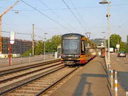 Im August beginnen die Verkehrsbetriebe Karlsruhe mit dem barrierefreien Umbau der Haltestelle  Untermühlstraße. Im Hintergrund ist die neue Konzernzentrale von dm zu sehen, die 2019 bezugsfertig sein soll (Foto: VBK)
