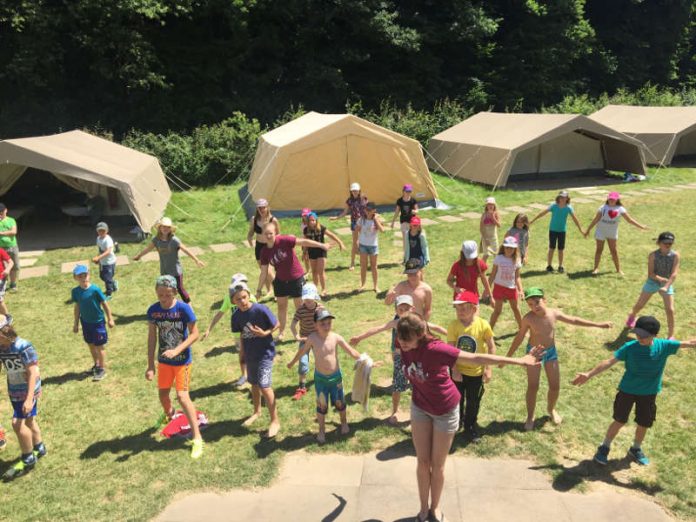 Mit einem gemeinsam einstudierten Tanz begrüßten die Mädchen und Jungen, die beim Zeltlager des Landkreises in Nieder-Wiesen mit dabei sind, die Gäste. (Foto: Simone Stier)
