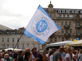 Der VCW zeigt Flagge auf der Rheingauer Weinwoche in Wiesbaden (Foto: Detlef Gottwald)
