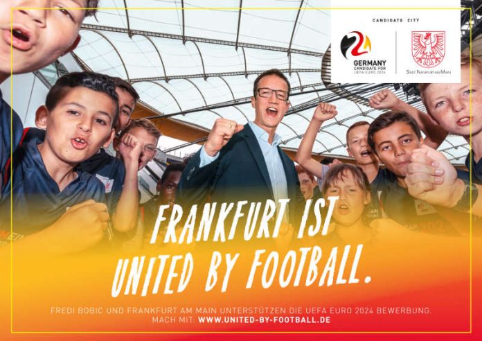 Werbemotiv zur UEFA EURO 2024: Fredi Bobic mit Frankfurter Jugendmannschaft (Foto: Stadt Frankfurt)
