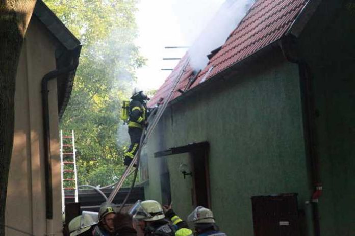 Hausbrand in Ludwigshafen-Edigheim - Feuerwehr im Einsatz