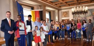 25 Menschen aus 16 verschiedenen Nationen wurden jetzt im Landauer Rathaus von Bürgermeister Dr. Maximilian Ingenthron (l.) eingebürgert. (Foto: Stadt Landau in der Pfalz)