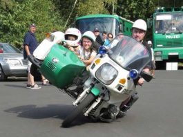 Die Fahrt mit dem Polizei-Beiwagenmotorrad ist für die Kinder ein besonderes Erlebnis (Foto: Dersch)