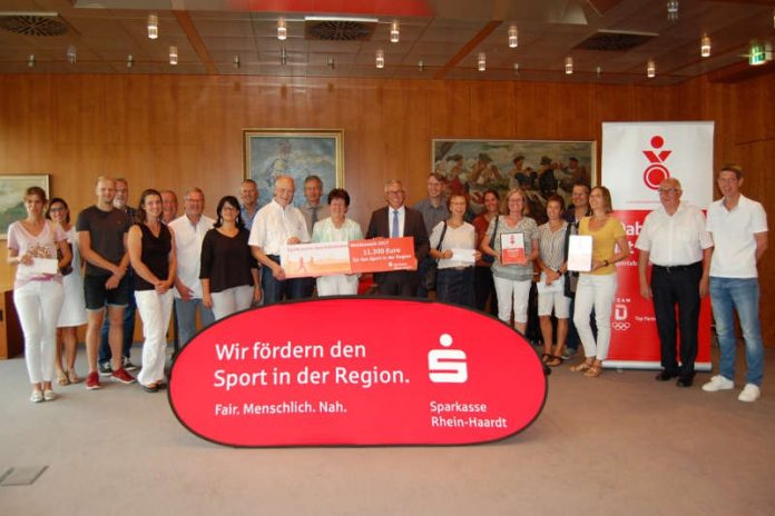 Preisübergabe vom Sportabzeichen-Wettbewerb (Foto: Sparkasse Rhein-Haardt)