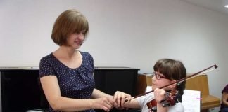 Dozentin Justyna Greupner informiert über Geige (Foto: Stadt Bensheim)