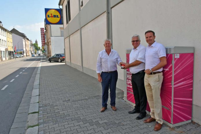 Oberbürgermeister Michael Kissel (im Bild links), Gerd Schäfer, Regionalmanager der Deutschen Telekom (Mitte), und Internetbeauftragter Daniel Körbel gaben nun in der Alzeyer Straße den Startschuss. (Foto: Stadtverwaltung Worms)