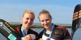 Sarah Brüßler (links) und Melanie Gebhardt freuen sich über WM-Bronze (Foto: Rheinbrüder Karlsruhe e.V./Martina Amrein)