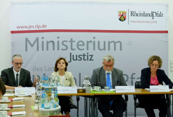 Das Foto zeigt v.l.n.r.: Stefan Thum, Dr. Elisabeth Volk, Justizminister Herbert Mertin und Angelika Feils (Foto: Ministerium der Justiz RLP)