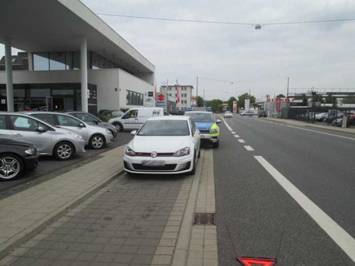 Unfallstelle in der Sandershäuser Straße in Kassel am Mittwoch, 15.08.2018. Blickrichtung entgegen der Fahrtrichtung des möglichen Verursachers, eine schwarze BMW-Limousine mit GÖ-Kennzeichen. Polizei sucht Zeugen. 