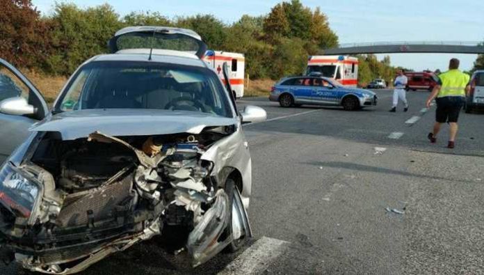 Zu einem schweren Verkehrsunfall ist es am Montagabend auf der Landstraße zwischen Sembach und Mehlingen gekommen. Zwei Menschen wurden schwer verletzt.