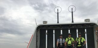 Christoph Burger, Florian Junck und Dennis Happersberger von EWR neue Energien trainieren die Höhenrettung an einer Windkraftanlage. (Foto: EWR AG)