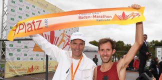 Vorstandsmitglied Carsten Pfläging mit dem Marathon-Sieger Simon Stützel (Foto: Uli Deck)
