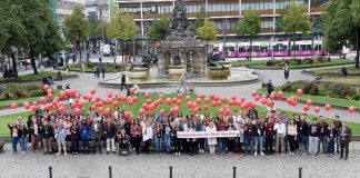 Die neuen Auszubildenden, die ihre Wünsche an die Ausbildung bei der Stadt auf Kärtchen geschrieben haben, die sie - befestigt an roten Luftballons - in den Mannheimer Himmel steigen lassen. (Foto: Stadt Mannheim/Thomas Tröster)