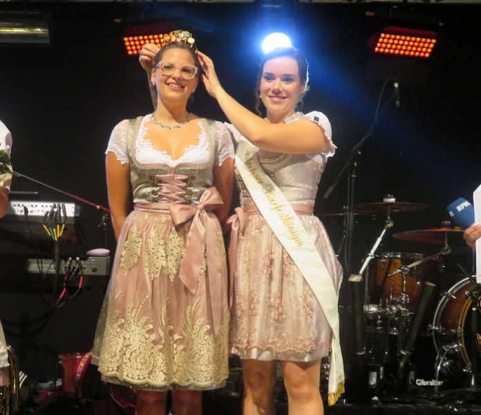 Davina gibt die Krone an Jasmin weiter (Foto: Gemeindeverwaltung Haßloch)