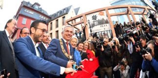 Eröffnung der neuen Altstadt: OB Peter Feldmann durchschneidet rotes Band (Foto: Stadt Frankfurt/Rainer Rüffer)