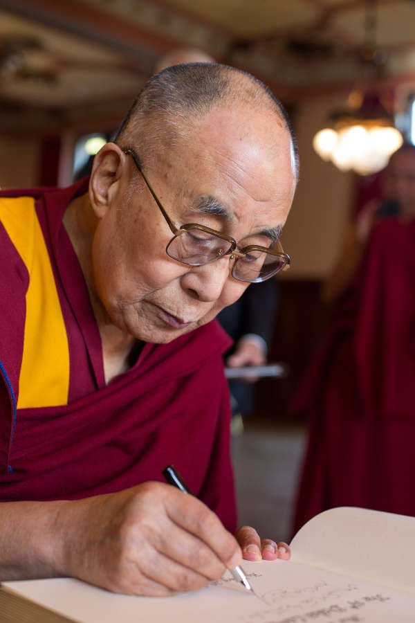 Der Dalai Lama trug sich am 20. September in das Goldene Buch der Stadt Heidelberg ein. (Foto: Diemer/Schemel)