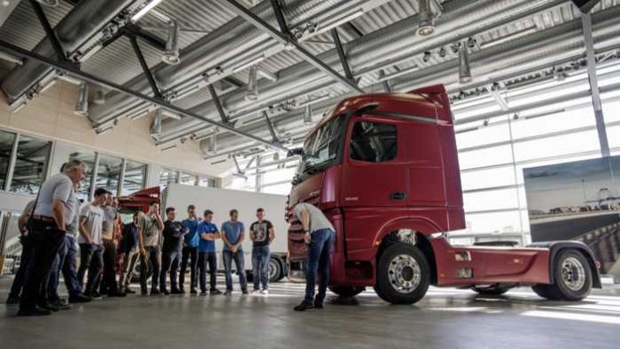 Frisch von der IAA: Die BKF-Auszubildenden erfahren beim TruckTraining etwas über Innovationen in Effizienz, Sicherheit und Assistenzsysteme, Konnektivität und automatisiertes Fahren. Hier wird der Neue Actros erklärt, der als erster Serien-Lkw mit MirrorCam statt Außenspiegeln ausgestattet ist.