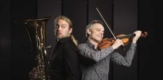 Die Gegensätzlichkeit des Klangs lassen das Konzert „Stradihumpa“ mit Andreas Martin Hofmeir (Tuba) und Benjamin Schmid (Violine) zu einem Erlebnis werden. (Foto: Wolfgang Lienbacher)