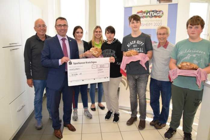 Einen Spendenscheck über 900 Euro überbrachten OB Jörg Albrecht und Ines Kern (4. v. li.) in der Carl-Orff-Schule dem Förderverein „Die Brücke“.