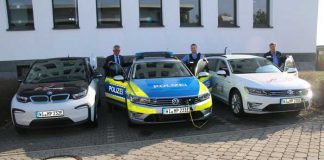 Drei Elektroautos, v.l. Polizeipräsident Günther Voß, Polizeioberkommissar Steffen Tost (Polizeistation Fulda), Polizeioberkommissar Siegfried Neumann (Leiter Fahrzeugwesen)