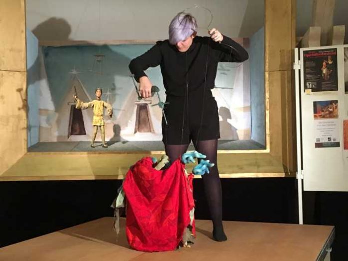 Die US-amerikanische Marionettenspielerin Sarah Frechette (mit Museumleiter Markus Dorner) gab am Montag bereits einen kurzen Einblick auf ihren Festivalbeitrag.