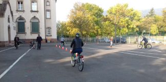Obwohl einige Frauen zum ersten Mal auf einem Fahrrad sitzen, üben sie mutig und begeistert bremsen, schalten und abbiegen. (Foto: Stadtverwaltung Neustadt)