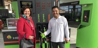 Bürgermeisterin Ilona Volk informierte sich vor Ort bei Tankstellenpartner Mohamed Elshafi über die neue HEM-Station in Schifferstadt.