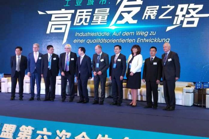 OB Jutta Steinruck - Gruppenfoto der 6. Plenarversammlung der Chinesisch-Deutschen Industriestädteallianz (ISA) in Foshan - Quelle: W.E.G.
